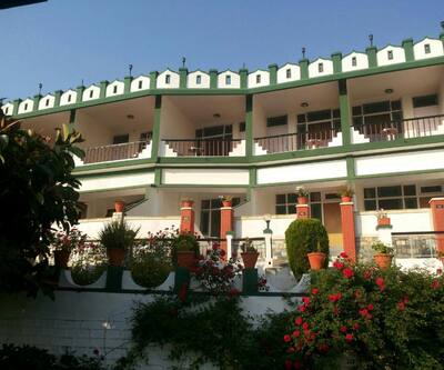 https://imgcld.yatra.com/ytimages/image/upload/t_hotel_yatra_city_desktop/v1433504210/Domestic Hotels/Hotels_Kasauli/Krishna Mount View/Overview.jpg